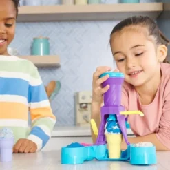 Spinmaster Kinetic Sand Soft Serve Station Hot